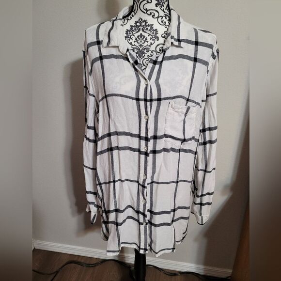 Old Navy Tops - Old Navy woman's white and black strip long sleeve button up shirt